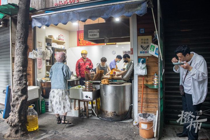 橙柿视觉丨杭州这家人均10元的烧饼油条店，凭什么能入选“米其林”？今早我们去探了探