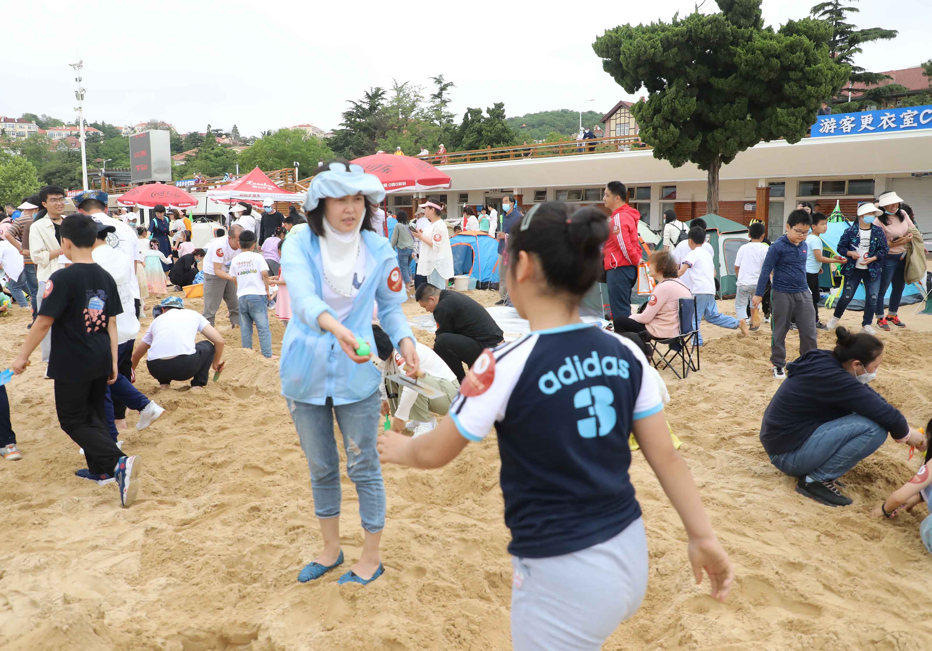 逐梦沙滩，亲子共乐！青岛朝城路小学举行沙滩游艺节