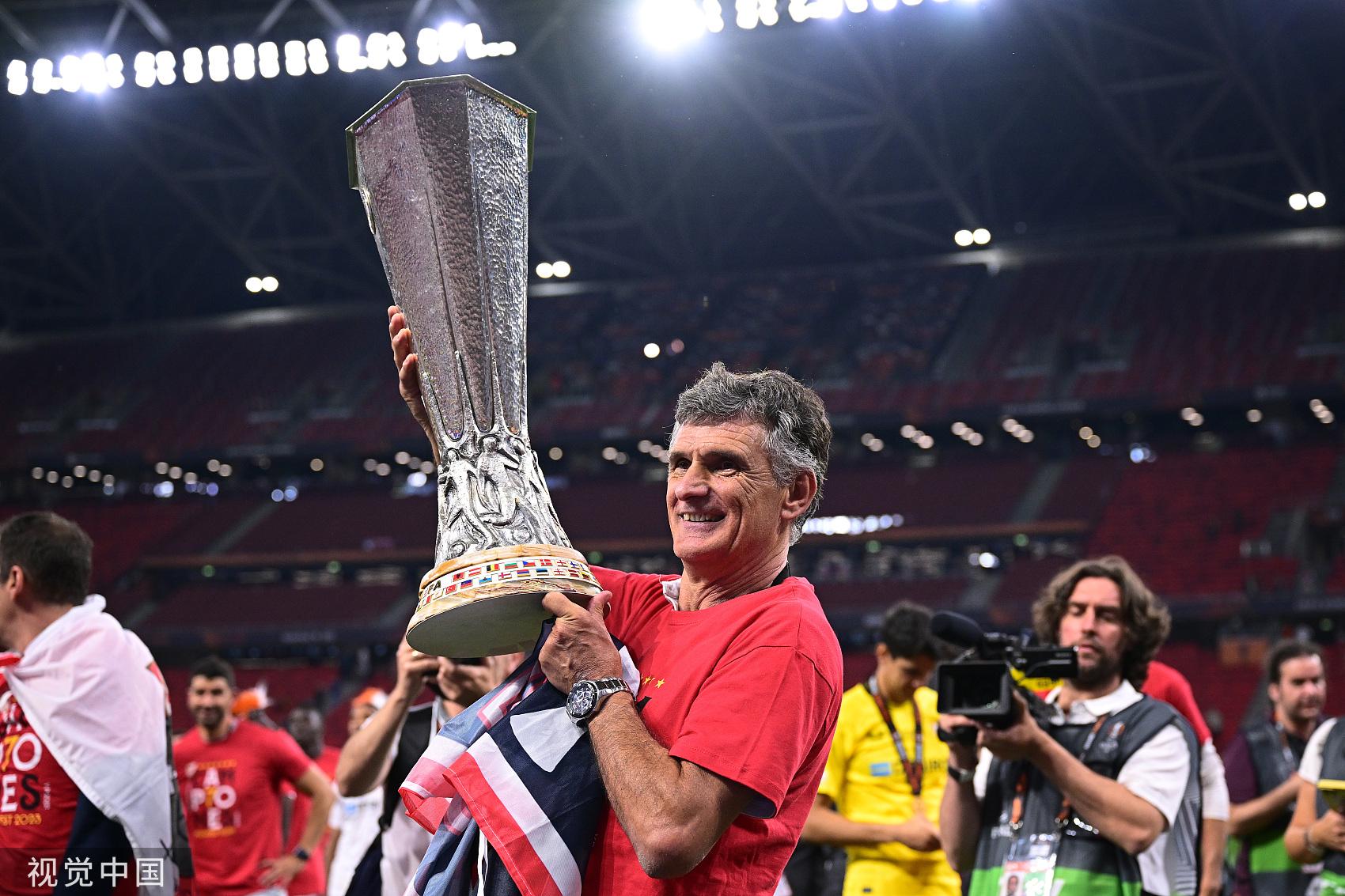 草根主帅力压名帅穆里尼奥夺冠，他还有一段中国情缘