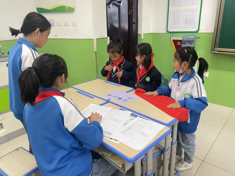 骊山小学2016年新队员入队仪式,水寨镇中心小学新队员入队仪式