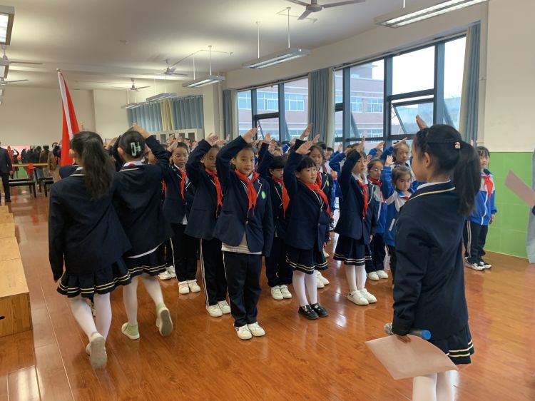 骊山小学2016年新队员入队仪式,水寨镇中心小学新队员入队仪式