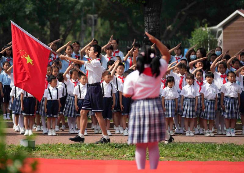 一年级小学生光荣加入少年先锋队,少先队入队游园