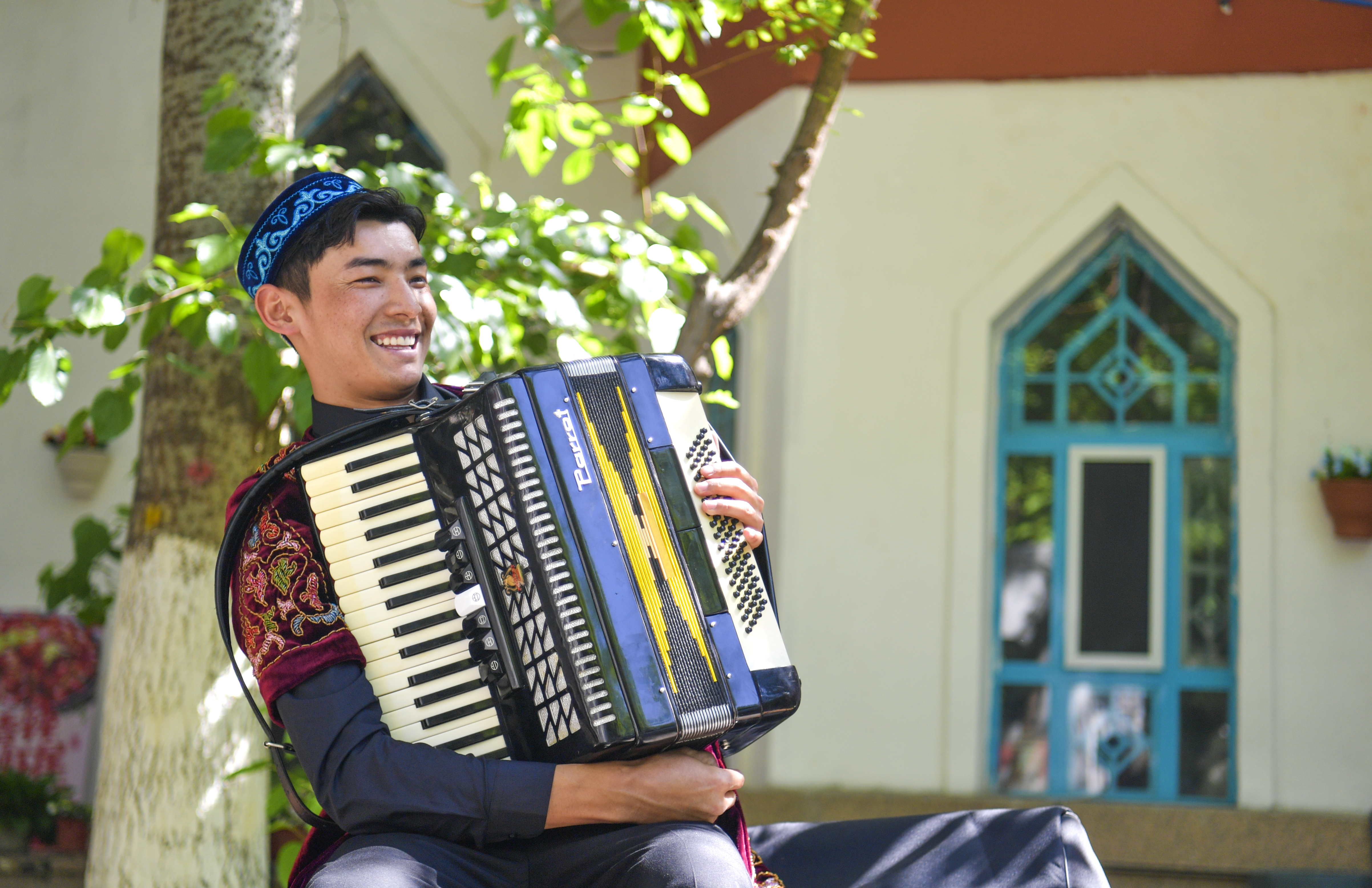 （社会）*疆新**：多彩夏日迎宾朋