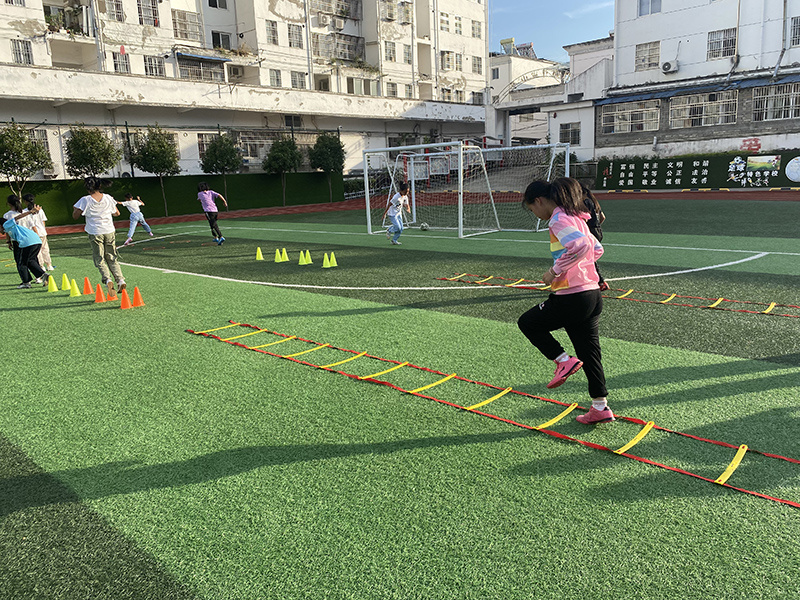 爱足球的孩子们,大山里爱足球的孩子们