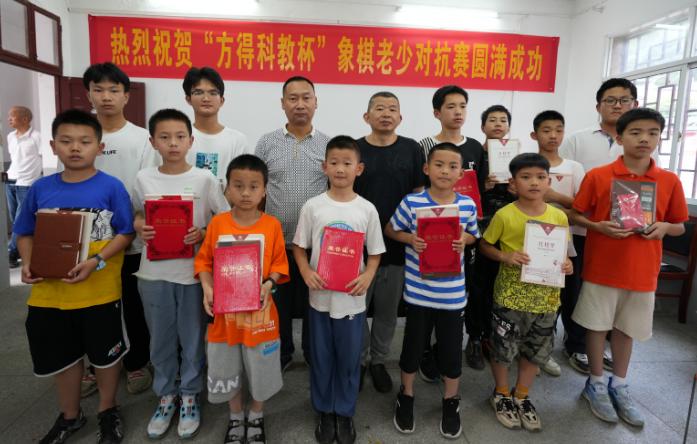 “方得科教杯”咸宁市首届老少象棋对抗赛揭晓——中国象棋大师程进超亲临指导棋艺