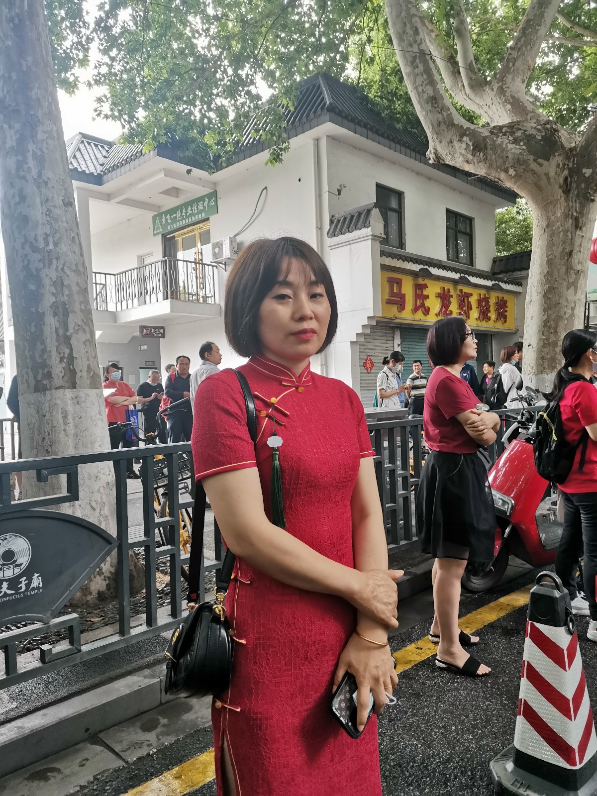 高考首日家长穿旗袍视频,高考考生穿旗袍送妈妈金榜题名