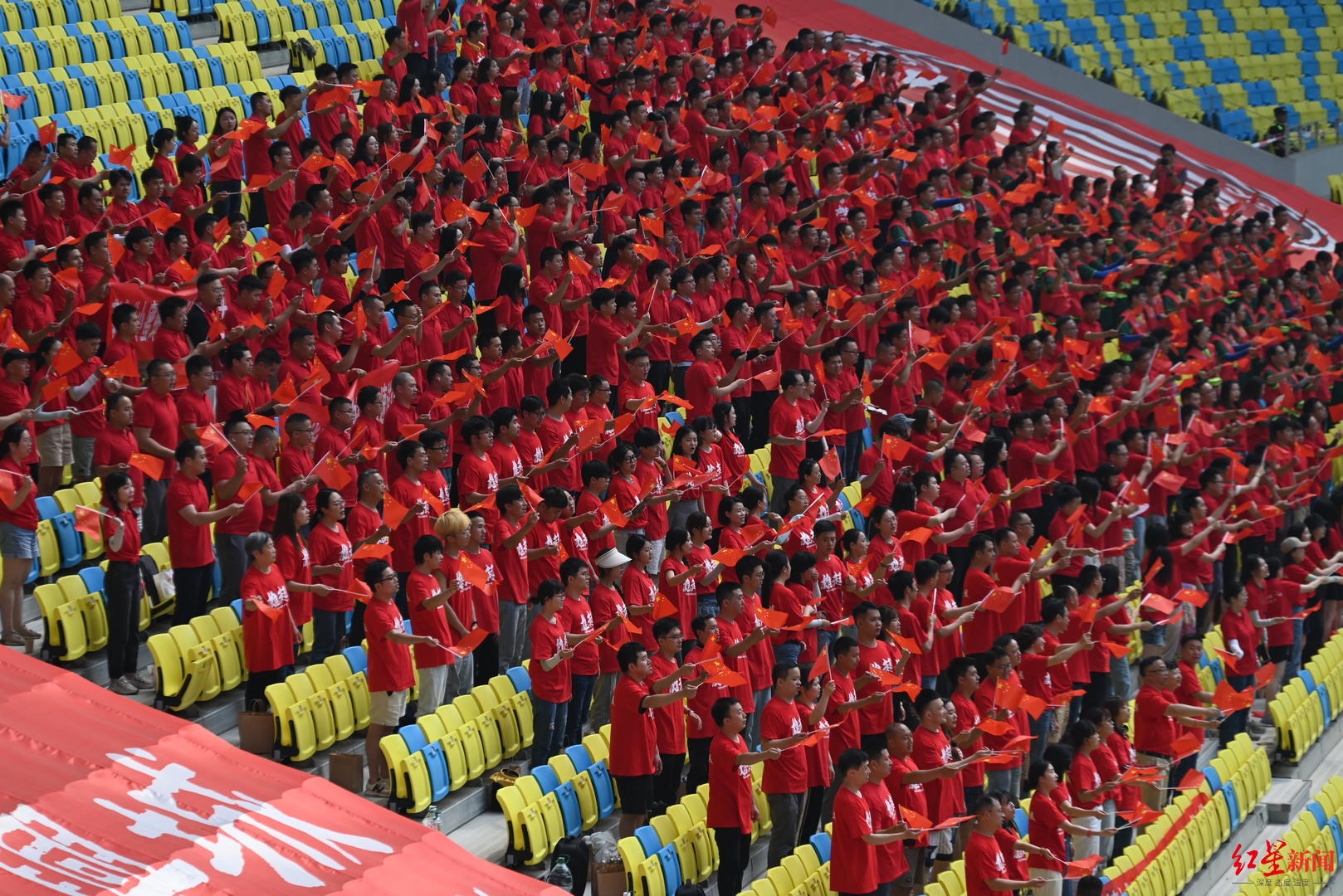 城市一线建设者相约凤凰山,为足球呐喊,为成都助威!