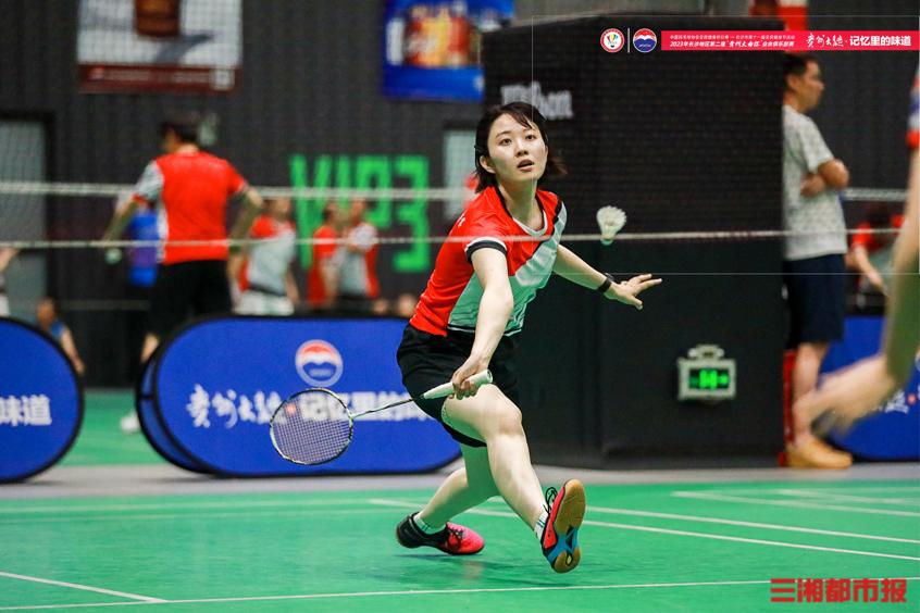 长沙羽毛球业余怎么参加比赛,羽毛球场爱好者看男双比赛