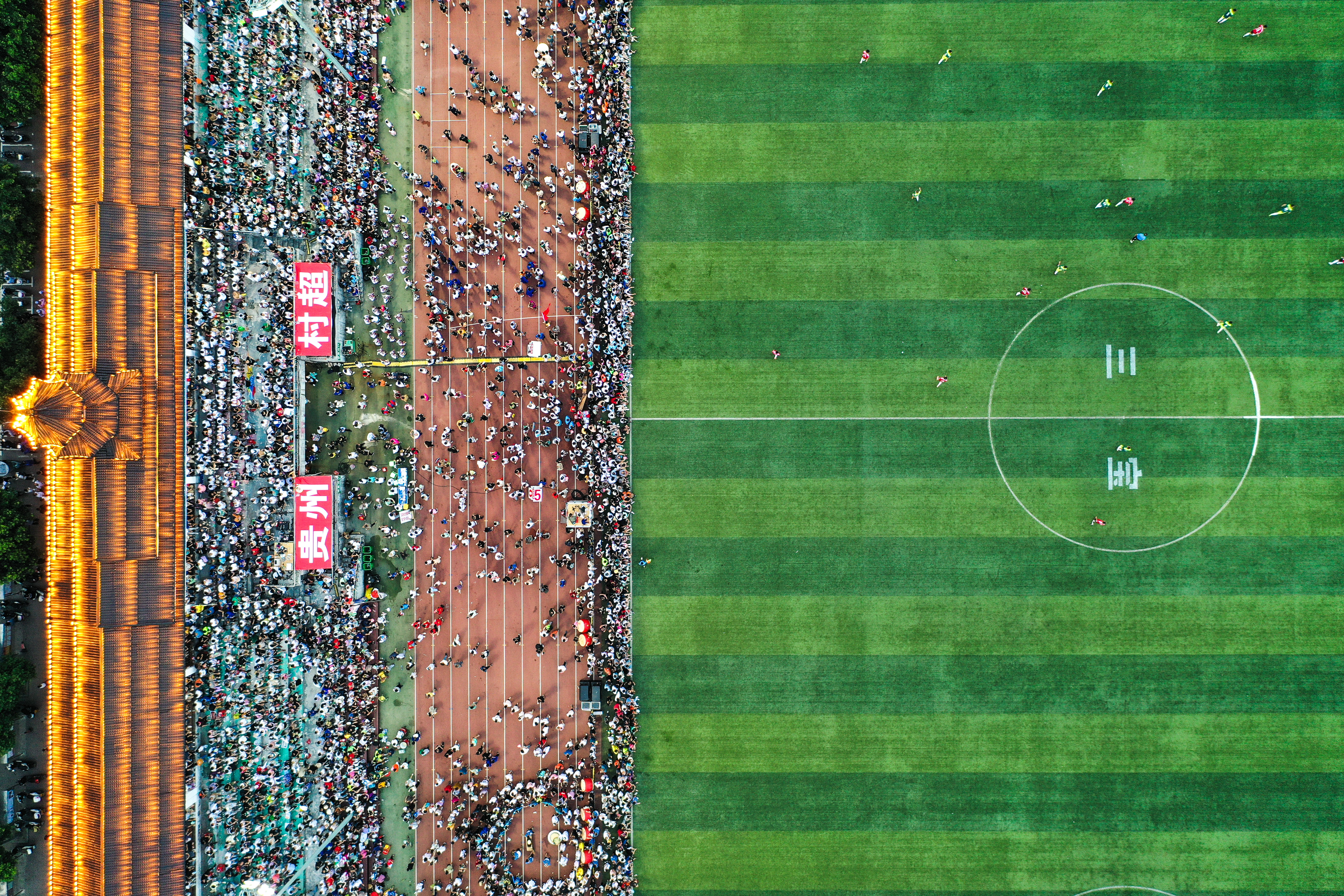 贵州村超足球夜现场直击,贵州村超点燃足球热情