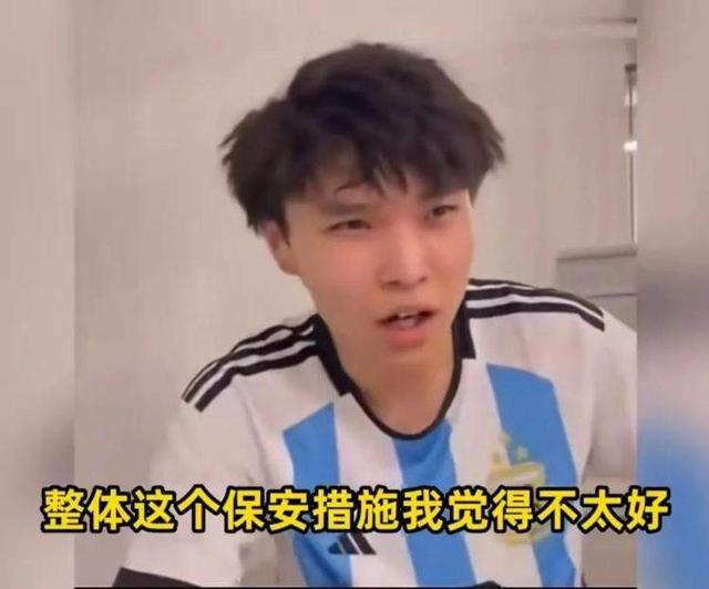 半岛叨叨丨全网热议！“冲进场内拥抱梅西”被羡慕？这，不值得被叫好