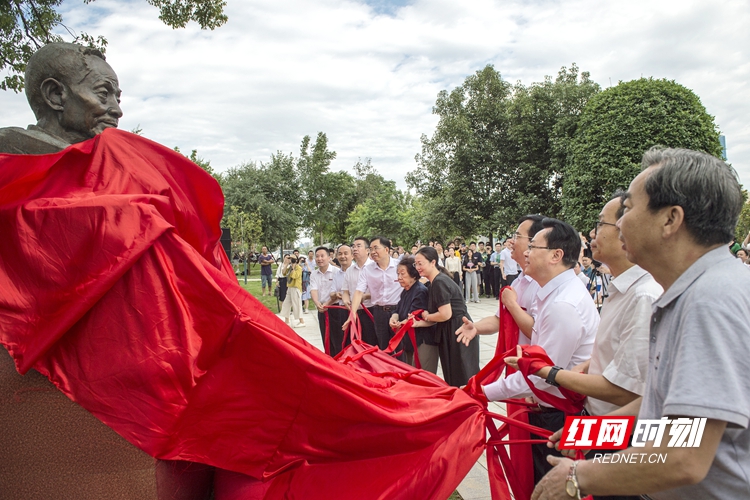 袁隆平雕像在湖南农大落成揭幕,袁隆平院士雕像在湖南农大揭幕