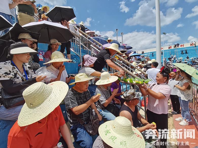 村BA揭幕·花絮丨热情！苗乡人给来客端上五彩姊妹饭