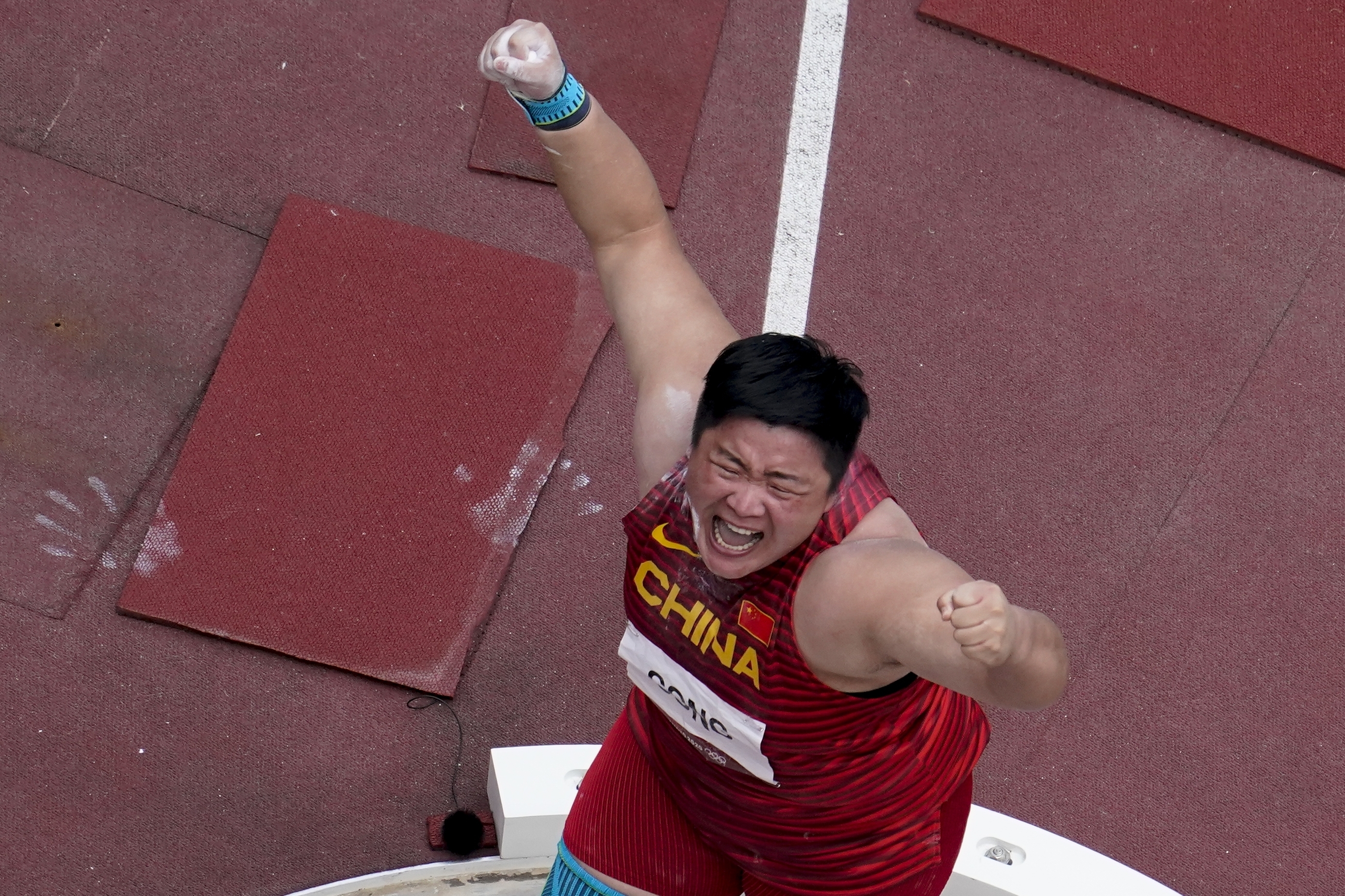 巩立姣亚运金牌颁奖典礼观众视频,第八次世锦赛巩立姣依然渴望金牌