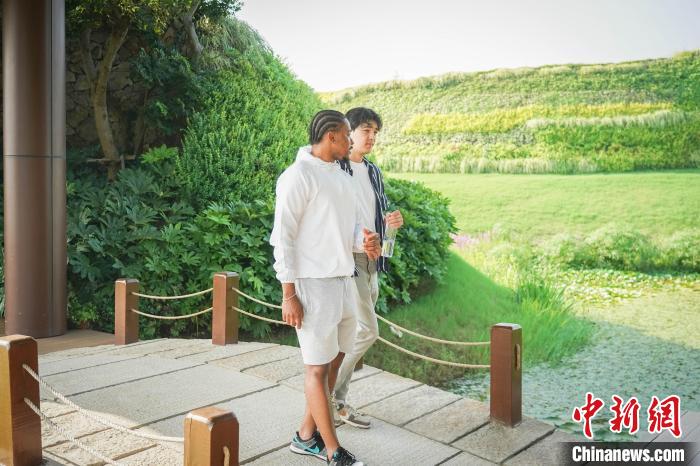 “Z世代”青年走进南京夏日：湖中夏雨荷江上“白鹭”洲