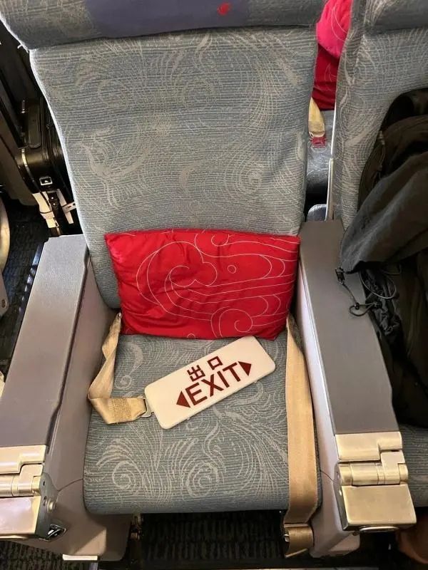 飞机颠簸空姐会坐哪些位置,飞机遇上颠簸空姐让乘客坐下