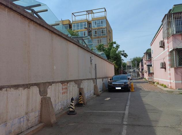 记者调查小区消防设施岂能成摆设,无人管理的小区阻挡消防通道