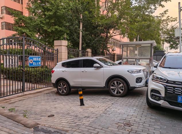 记者调查小区消防设施岂能成摆设,无人管理的小区阻挡消防通道