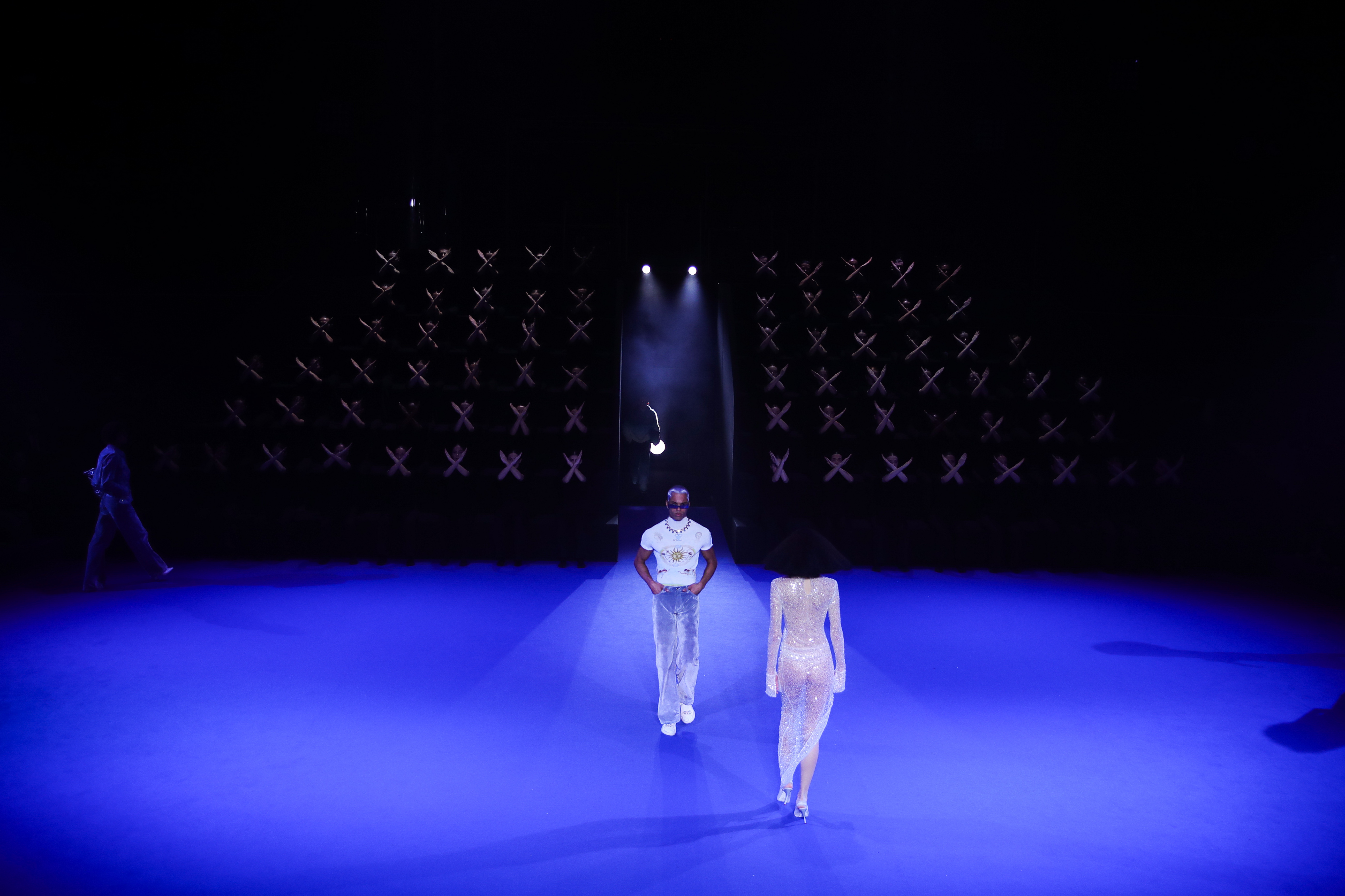 海外时装周2023米兰,巴黎时装周外国人