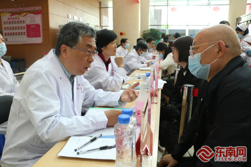 专家团坐诊家门口,名医团到家门口为居民免费看病