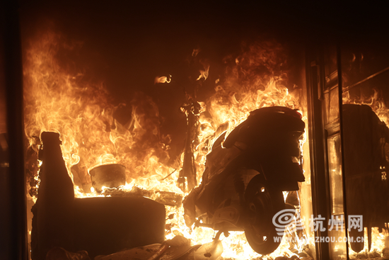 楼道电瓶车起火了怎么办,楼上电瓶车着火怎么处理