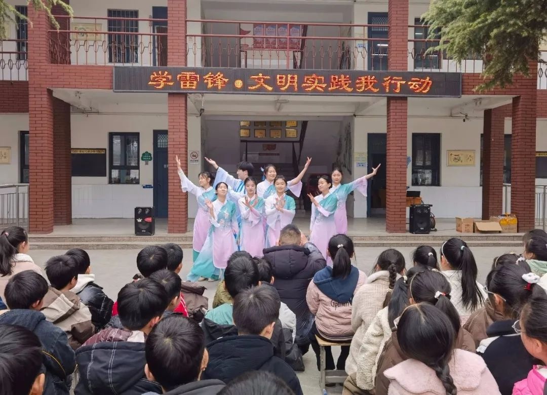 我县开展学雷锋志愿服务月活动,初级中学学雷锋志愿服务简讯