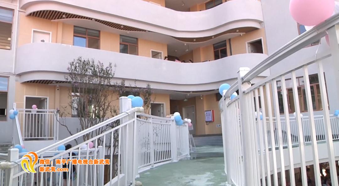 新学期新气象直击开学第一天,开学季新校园新活力