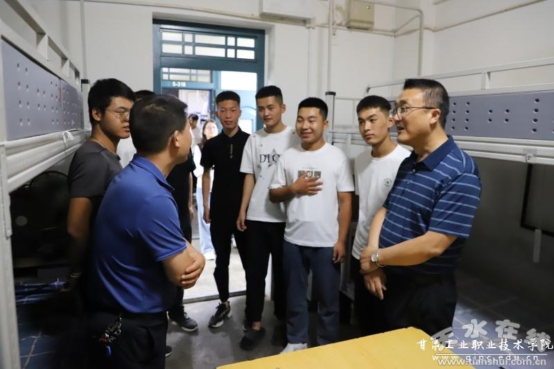 甘肃工业职业技术学院*党**委书记坚葆林深入学生班级、宿舍开展走访调研活动
