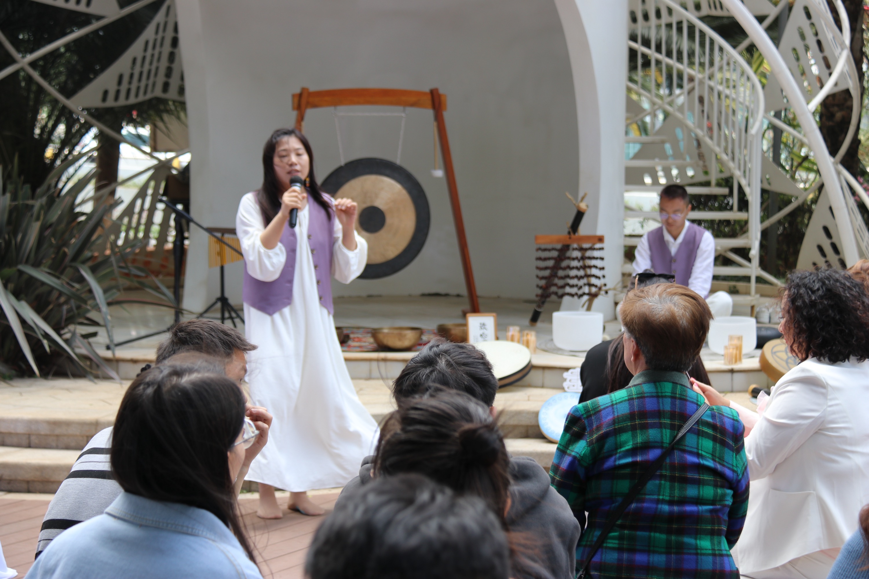 昆明户外草坪婚礼布置,昆明滇池边户外婚礼