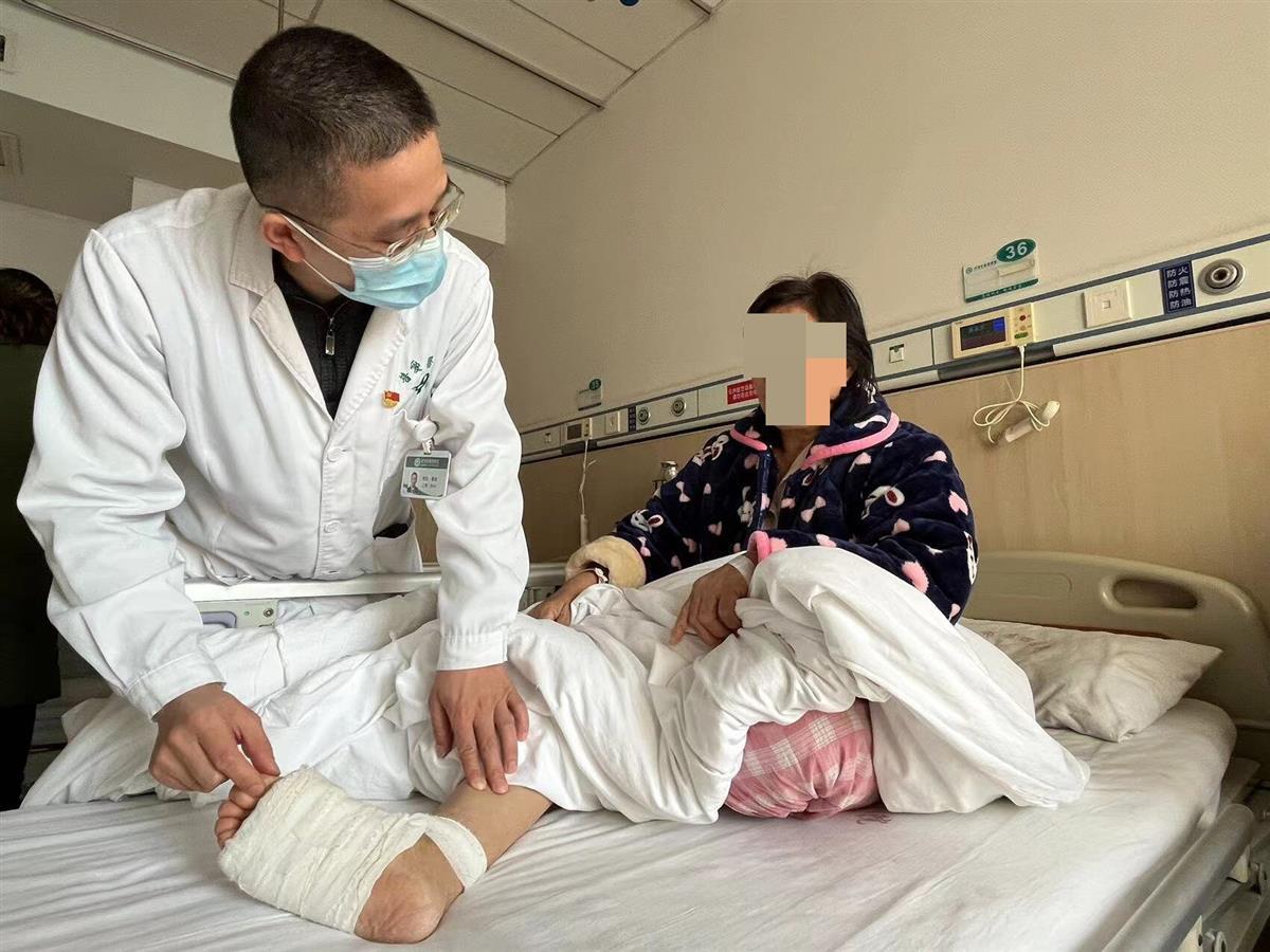 一女子脚掌被钢钎刺穿,一女子被钢钎刺穿脚掌