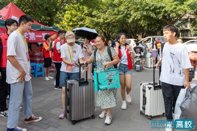 西华大学迎来2023级新同学