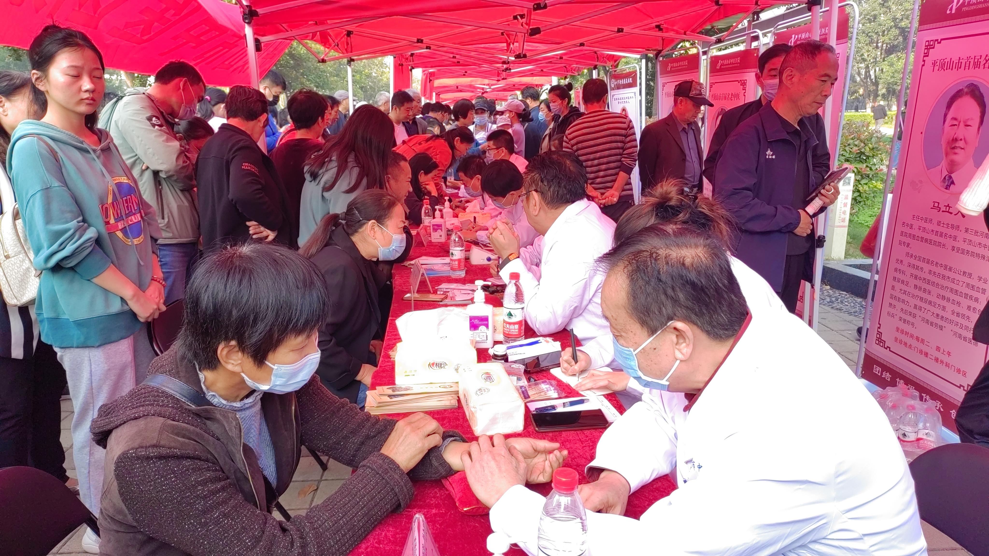 中医服务基层义诊送健康,进行免费中医义诊服务帮助民众