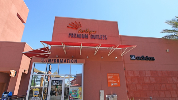 爱上打折的中产，推着奥莱往前跑